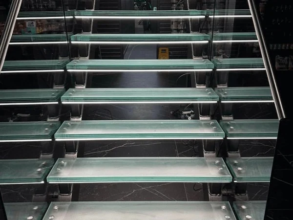 glass-balustrade-staircase-glass-staircase-steel-stringer-swansea-swansea-glass-balustrades-wide Glass balustrade staircase on a steel stringer in Swansea by Swansea Glass Balustrades