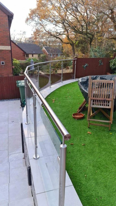 outdoor-glass-balustrade-frameless-balustrade-lawn-boundary-swansea-swansea-glass-balustrades Outdoor glass balustrade showing frameless balustrade lawn boundary in Swansea by Swansea Glass Balustrades
