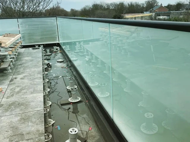 outdoor-glass-balustrade-roof-terrace-glass-balustrade-sea-view-swansea-swansea-glass-balustrades-wide Outdoor glass balustrade showing roof terrace glass balustrade sea view in Swansea by Swansea Glass Balustrades